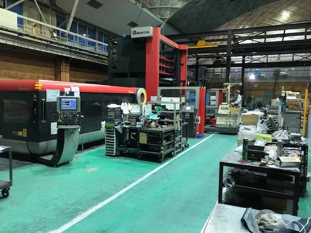 折り曲げと溶接を終えた金属部材が台車の上に整然と並ぶ出荷前の様子